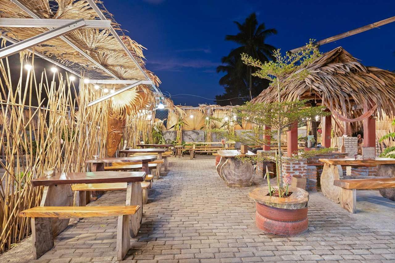 Onong'S Homestay & Cafe Tomohon Ngoại thất bức ảnh